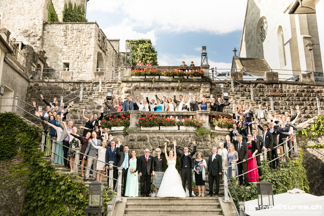 Hochzeitspaar Brautpaar Fotoshooting auf einer Hochzeitsreportage. Gruppenfoto einer Hochzeitsgesellschaft